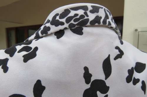 Pretty monochrome shift dress with short sleeves. Partly button down front size 37/13. Open collar.