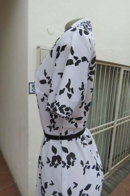 Pretty monochrome shift dress with short sleeves. Partly button down front size 37/13. Open collar.