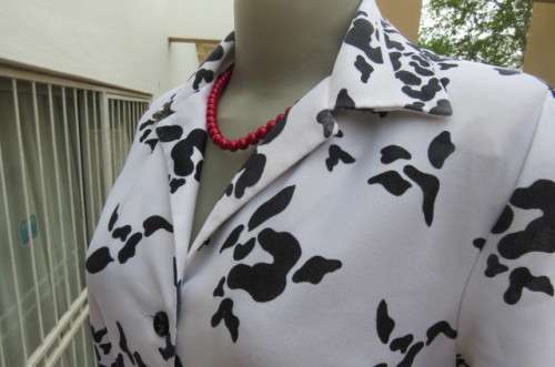 Pretty monochrome shift dress with short sleeves. Partly button down front size 37/13. Open collar.