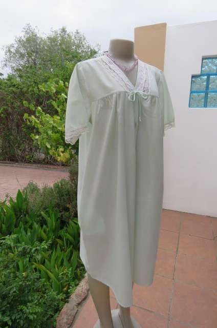 Soft green vintage night gown in polycotton. One side pocket. Size 38 to 40. Yoked. Gathered front.