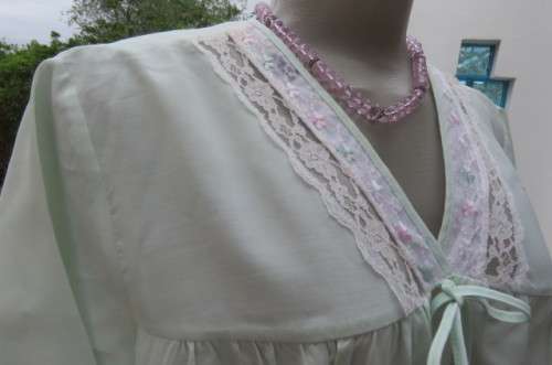 Soft green vintage night gown in polycotton. One side pocket. Size 38 to 40. Yoked. Gathered front.
