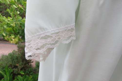 Soft green vintage night gown in polycotton. One side pocket. Size 38 to 40. Yoked. Gathered front.