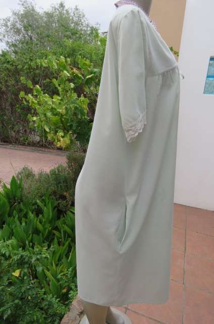 Soft green vintage night gown in polycotton. One side pocket. Size 38 to 40. Yoked. Gathered front.