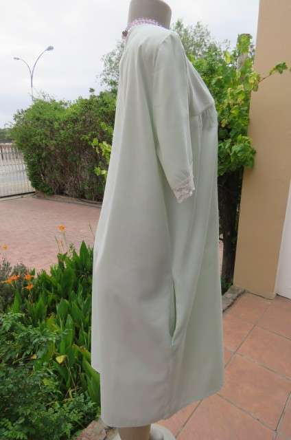 Soft green vintage night gown in polycotton. One side pocket. Size 38 to 40. Yoked. Gathered front.