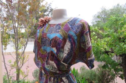 Vintage silky polyester dress in size 38/14. Made by Boutique. Wide cut-on sleeves. Blouson top.
