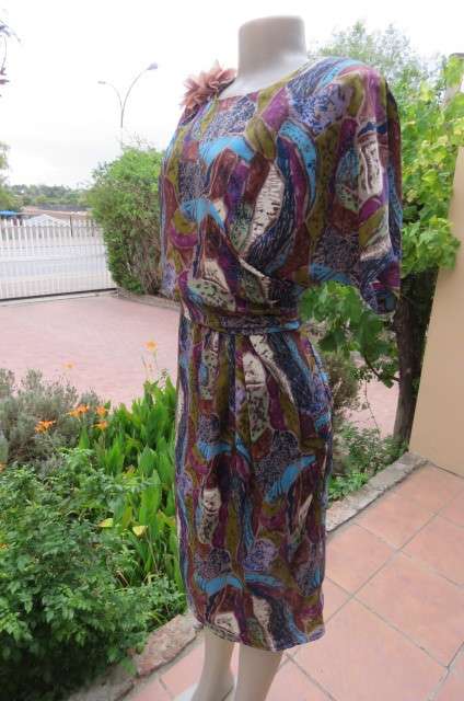 Vintage silky polyester dress in size 38/14. Made by Boutique. Wide cut-on sleeves. Blouson top.