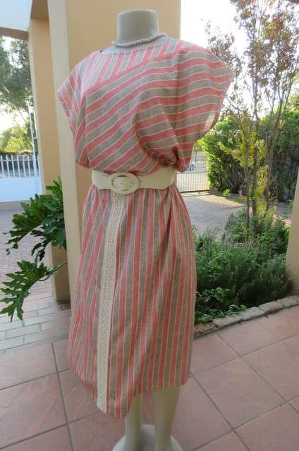 Amazing vintage dress by 'Miss Lynn by Manhattan' size 38/14. In 100% wash+wear polyester. As new.