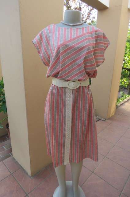 Amazing vintage dress by 'Miss Lynn by Manhattan' size 38/14. In 100% wash+wear polyester. As new.
