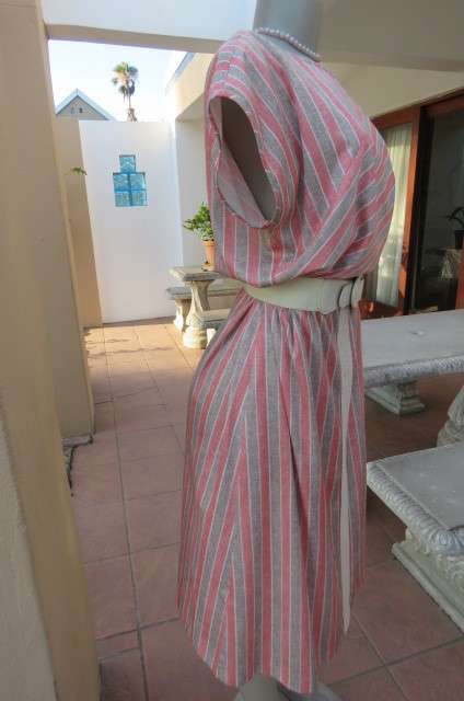 Amazing vintage dress by 'Miss Lynn by Manhattan' size 38/14. In 100% wash+wear polyester. As new.