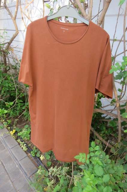 Men's brick brown T-shirt with unique short cut-on sleeves by 'Markham' size Large. Longer length.