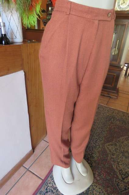 Vintage dress pants in tawny brown size 38/14 by 'Foshini'. With high waist. Pleated front.