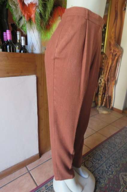 Vintage dress pants in tawny brown size 38/14 by 'Foshini'. With high waist. Pleated front.
