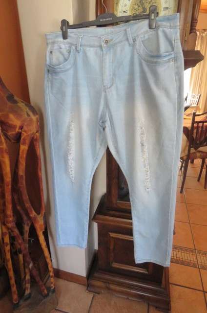 Modern ladies light blue denim jeans with distressed look by 'Donatella' size 46/22.