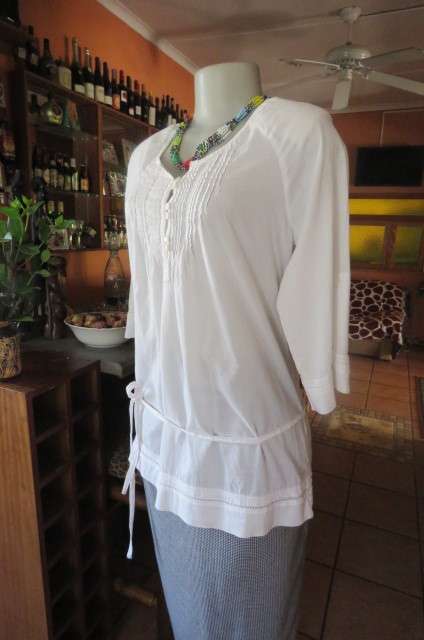 Beautiful white top by 'Poetry' in size 34/10. In 100% cotton. Raglan sleeves. Long length.