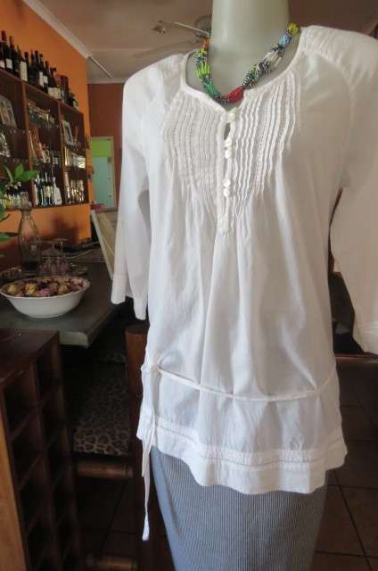 Beautiful white top by 'Poetry' in size 34/10. In 100% cotton. Raglan sleeves. Long length.