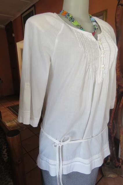 Beautiful white top by 'Poetry' in size 34/10. In 100% cotton. Raglan sleeves. Long length.