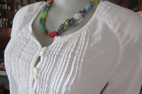 Beautiful white top by 'Poetry' in size 34/10. In 100% cotton. Raglan sleeves. Long length.