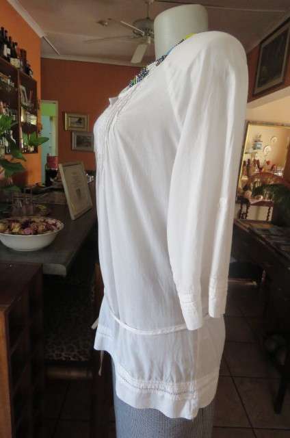 Beautiful white top by 'Poetry' in size 34/10. In 100% cotton. Raglan sleeves. Long length.