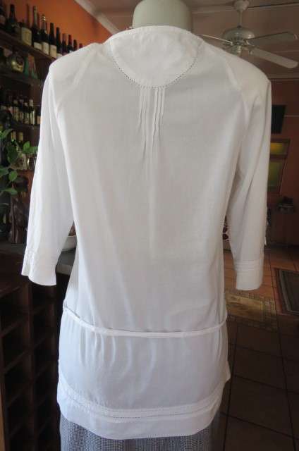 Beautiful white top by 'Poetry' in size 34/10. In 100% cotton. Raglan sleeves. Long length.