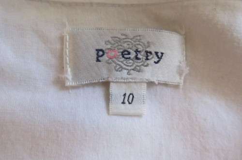 Beautiful white top by 'Poetry' in size 34/10. In 100% cotton. Raglan sleeves. Long length.