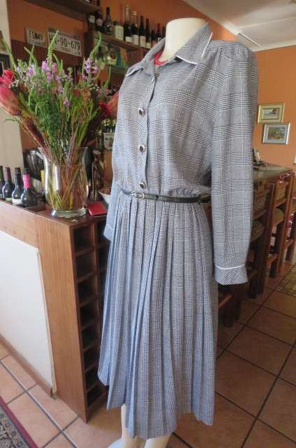 Top of the line vintage dress in black + white classic check pattern size 36/12 by 'Manhattan'.