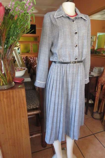 Top of the line vintage dress in black + white classic check pattern size 36/12 by 'Manhattan'.