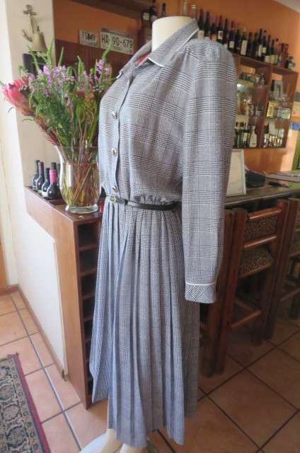 Top of the line vintage dress in black + white classic check pattern size 36/12 by 'Manhattan'.