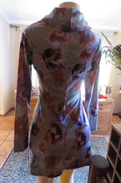 Smart bodycon mini dress with long sleeves size 34/10 by 'Image Smart'. In stretch jersey polyester.