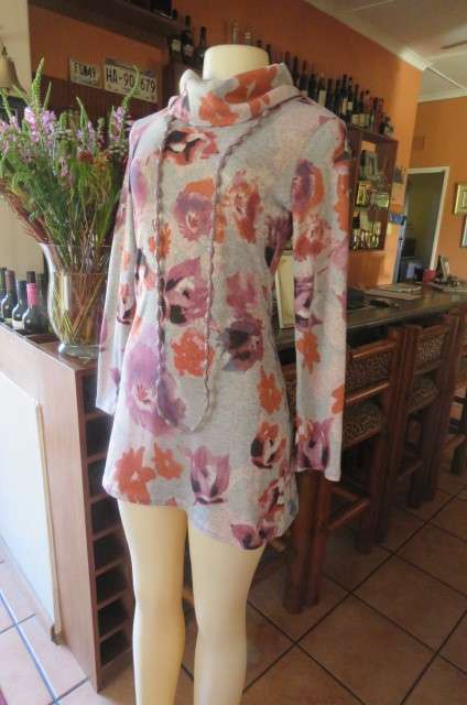 Smart bodycon mini dress with long sleeves size 34/10 by 'Image Smart'. In stretch jersey polyester.