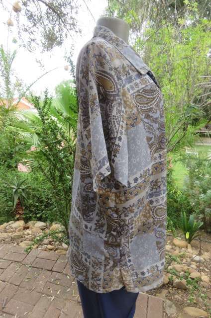 Paisley patterned soft blue, beige, grey and white button down top with open collar size 46/22.