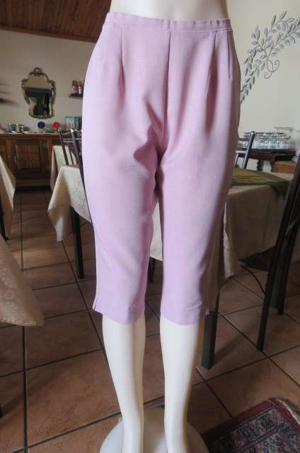Stylish champagne pink capri pants with zip at side. Narrow waistband size 34/10. As new.
