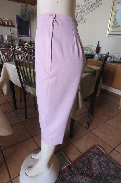 Stylish champagne pink capri pants with zip at side. Narrow waistband size 34/10. As new.