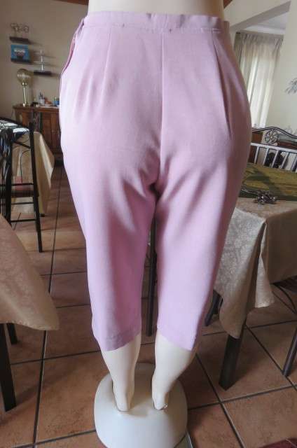 Stylish champagne pink capri pants with zip at side. Narrow waistband size 34/10. As new.