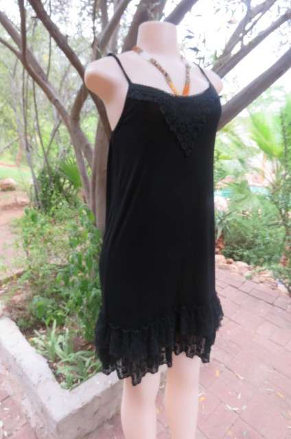 Ultra sexy black strappy dress in stretch viscose size 34/10. Loose hanging. Lace frills.As new