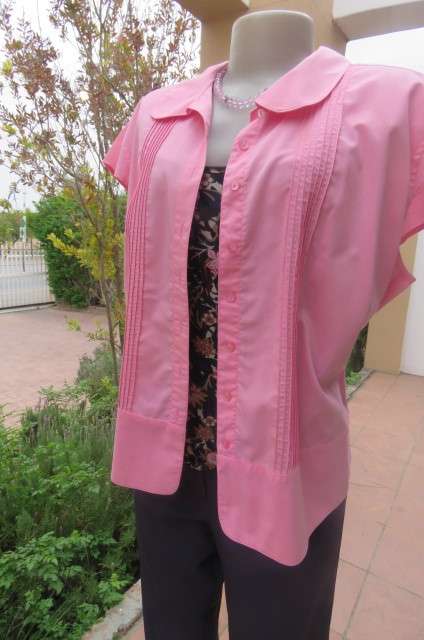 Beautiful carmin pink top with capped sleeves. Tucked seam decoration on front size 44/20.