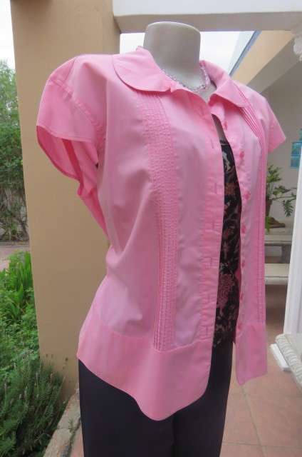 Beautiful carmin pink top with capped sleeves. Tucked seam decoration on front size 44/20.
