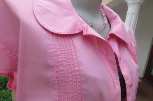 Beautiful carmin pink top with capped sleeves. Tucked seam decoration on front size 44/20.
