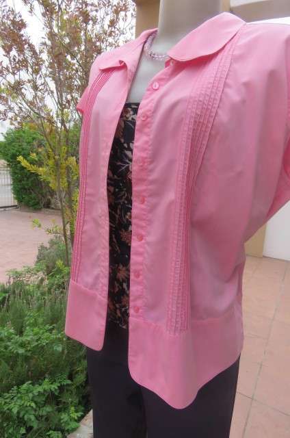 Beautiful carmin pink top with capped sleeves. Tucked seam decoration on front size 44/20.
