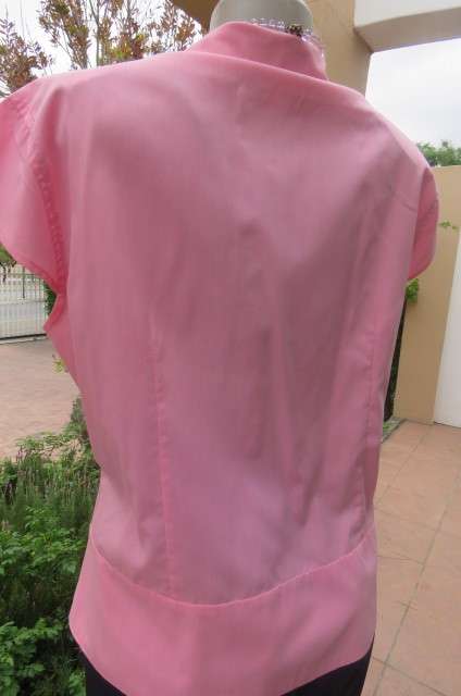 Beautiful carmin pink top with capped sleeves. Tucked seam decoration on front size 44/20.