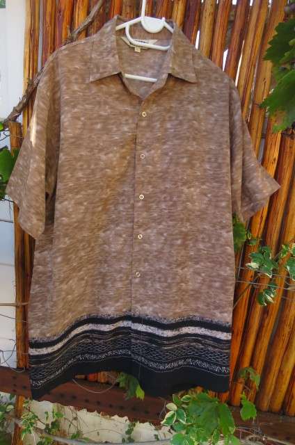 Men's short sleeve casual shirt in light brown with mottled look and handsome border size Large.
