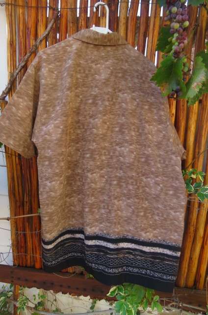 Men's short sleeve casual shirt in light brown with mottled look and handsome border size Large.