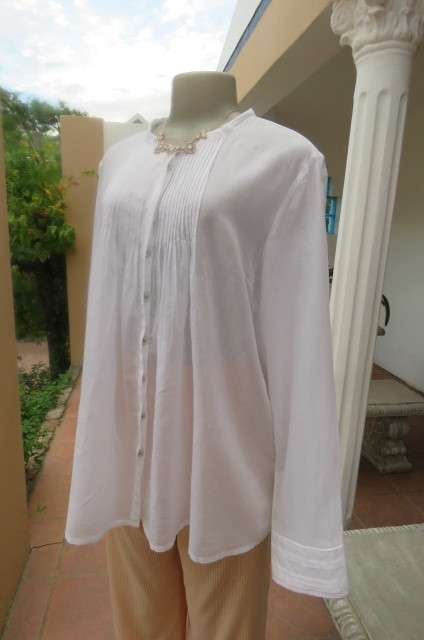 Absolute stunning white long sleeve top in very fine thin cotton fabric size 40/16. Loose hanging.
