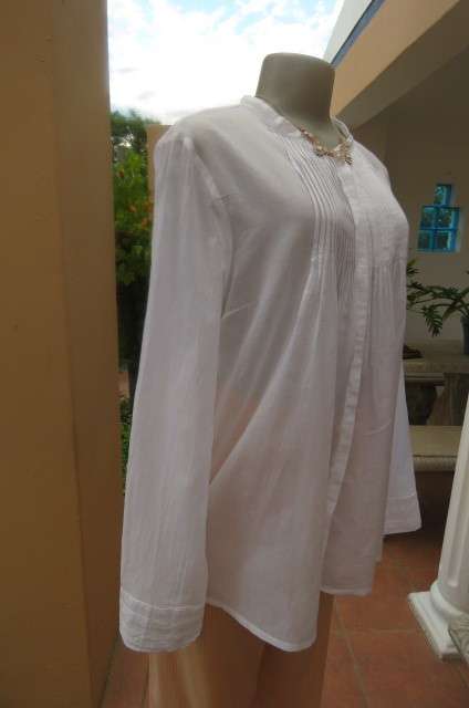 Absolute stunning white long sleeve top in very fine thin cotton fabric size 40/16. Loose hanging.