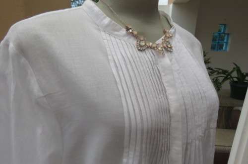 Absolute stunning white long sleeve top in very fine thin cotton fabric size 40/16. Loose hanging.
