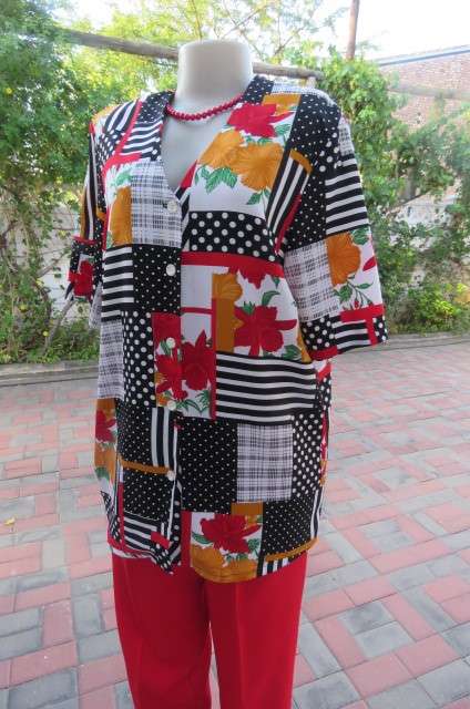 Collarless creased 100% polyester V neck top with short sleeves size 42/18.