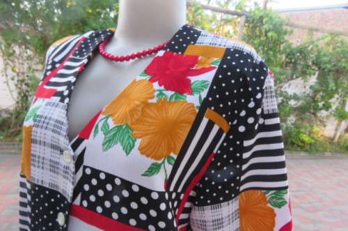 Collarless creased 100% polyester V neck top with short sleeves size 42/18.