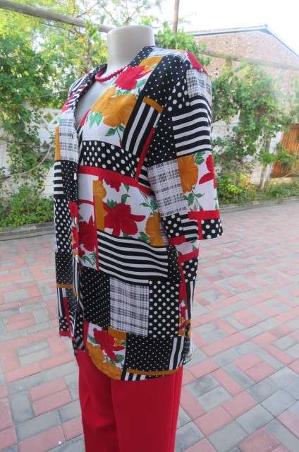 Collarless creased 100% polyester V neck top with short sleeves size 42/18.