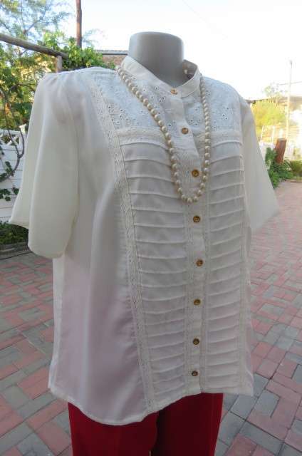 Top of the line rich cream short sleeve top by 'Donatella' size 42/18. As new
