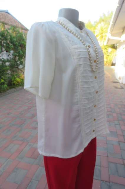 Top of the line rich cream short sleeve top by 'Donatella' size 42/18. As new