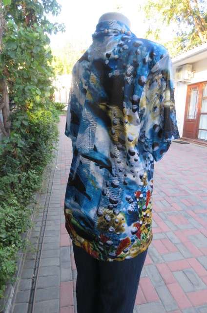 Sporty casual shirt by 'Bace' in size 40/16. In nylon and polyester blend with gauze stripes.